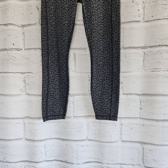 Athleta Women's Black & Gray Ultimate Stash Pocket Textured 7/8 Leggings Size S - Picture 4 of 13